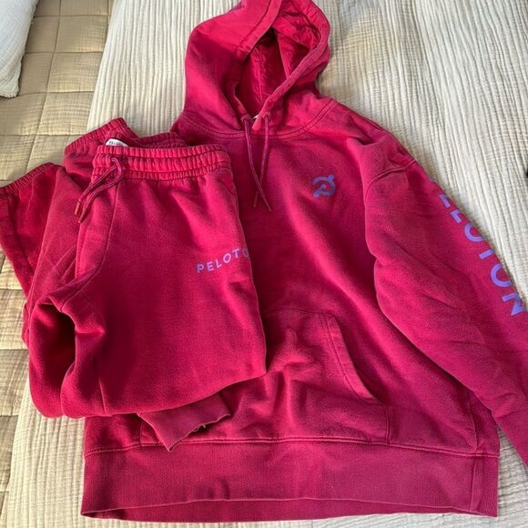 Peloton chic hoodie and jogger berry red - Picture 2 of 4